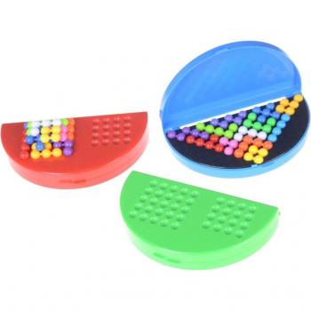 Ensemble de perles pyramidales et jeu intellectuel