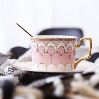 Tasse à thé noire avec soucoupe et cuillère en céramique