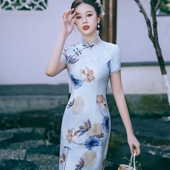 Licht Blau Cheongsam für Damen, Handgefertigtes Kurzarm Kleid mit Chinesischem Lotusblumen-Motiv, Größen S bis 3XL