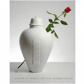 Cambiare il mondo con un vaso di fiori. Biennale di ceramica nell'arte contemporanea. Ediz. italiana e inglese