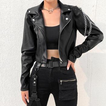 Veste courte en similicuir avec détails métalliques