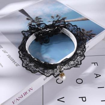 Collar de Cuero PU con Campana y Detalle de Perlas en Encaje