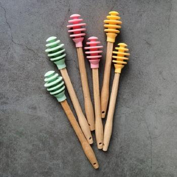 Cuchara mezcladora de silicona con mango de madera