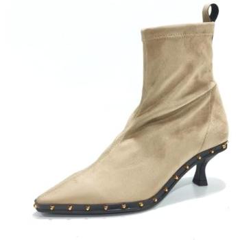 Estilo 29565: Tacón Sculptado con Tachuelas en Tonos Beige/Marrón