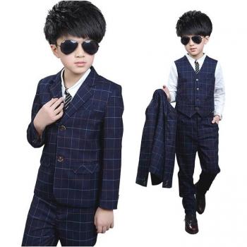 Stilvolles Jungen-Outfit mit Weste