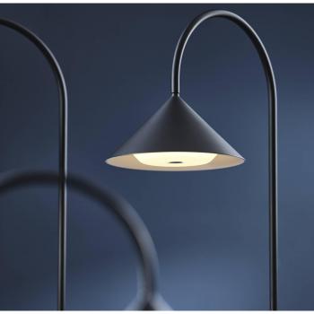 Lampada da terra LED Grasp di FRANDSEN, nera, altezza 72 cm, metallo