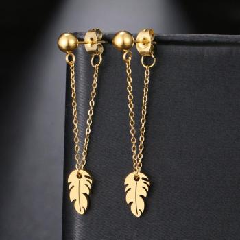 Elegantes aretes de mujer, metal simple con adornos de pluma