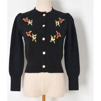 Cárdigan de otoño con bordado floral