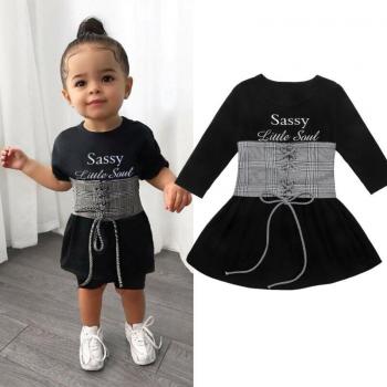 Nette Mädchenmode: Kleid und Gürtel Set