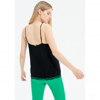 T-shirt leve, fit confortável, vibe lingerie