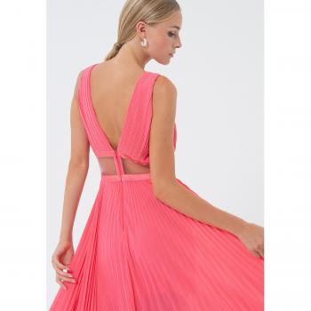Vestido curto em material plissé