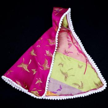 Vêtement de poupée brodé 30 cm – châle floral