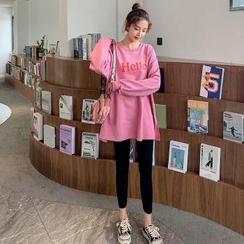 Sudadera de Embarazo con Diseño de Letras y Corte Lateral
