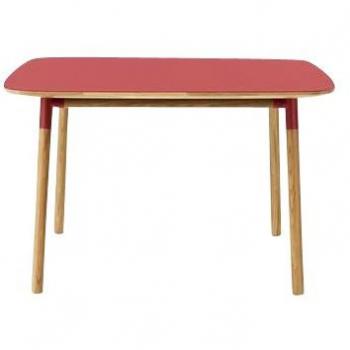 Normann Copenhagen Form‑Tisch 120 × 120 cm – Rot, Eiche