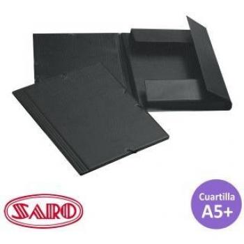 Carpeta con gomas de cierre y solapas, tamaño cuartilla (A5+), fabricada en plástico resistente de color negro con textura similar a piel