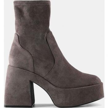 Botas elegantes de piel con tacón cuadrado