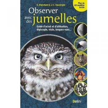 Observer avec des jumelles