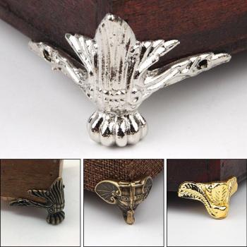 Boîte à bijoux antique avec pieds décoratifs