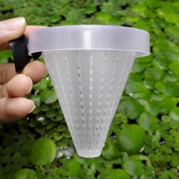Distributeur de nourriture pour poissons en aquarium