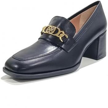 Zapato UNISA con Adorno Dorado
