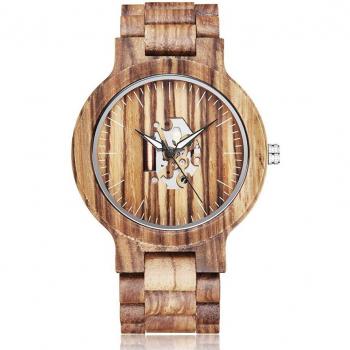 Reloj de madera marrón con luz