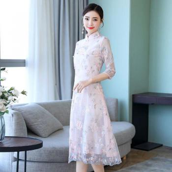 Robe d’Élégance Qipao Satiné à Motifs Floraux 2022