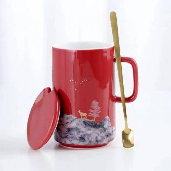 Tasse à café en céramique avec couvercle et cuillère, design luxueux