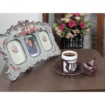 Taza de café turco con tapa de cerámica y soporte en estilo retro