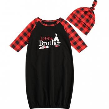 Set de bata de cuadros y gorro redondo para bebé
