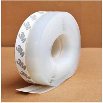 Fermeture silicone claire coupe‑brise porte