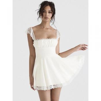 Braclette délicate et robe courte sexy en blanc