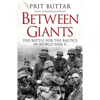 Between Giants: The Battle For The Baltics In World War Ii (General Military) (Paperback)