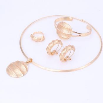 Or Royal – Pendentif et Bagues de Luxe