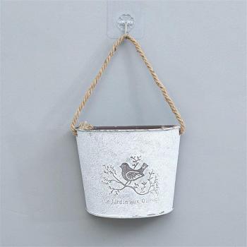 Jahrgangs‑Blumenvase im Metallschmuckstil – Rustikaler Zauberstab-Topf