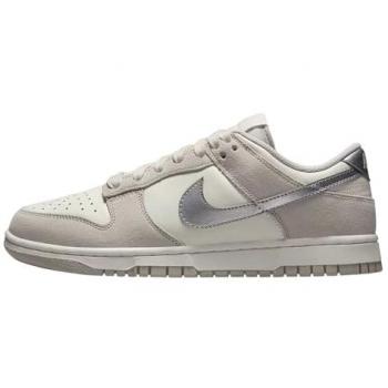 Baskets Nike Dunk Low Gris avec Swoosh Argenté