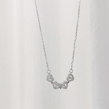 Collar de trébol de cuatro hojas y corazón
