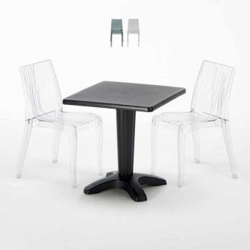 Arredo minimalista: tavolino quadrato e sedie trasparenti