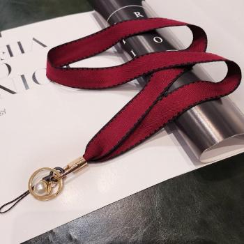 Llavero Chic con Insignia y Correa Perla