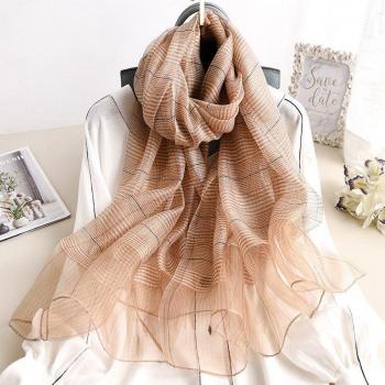 Hijab chic aux motifs classiques