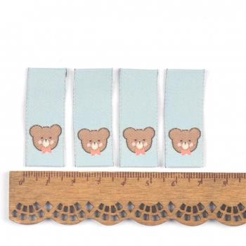 Set de 50 Etiquetas “Oso Rana” Bordadas a Mano – CP3161