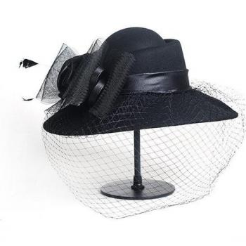 Sombrero Derby Lana Roja con Detalle Floral