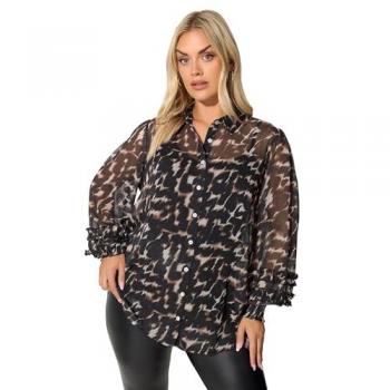 Kurvige Herrenmode: Cuffed Shirt aus London‑Textur