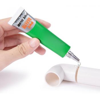 Reparador de Botes y Kayaks con Silicona