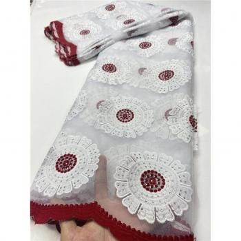 Encaje Floral Francés con Adornos de Piedra