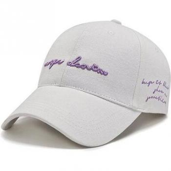 Gorra Hipster con Letras Doradas