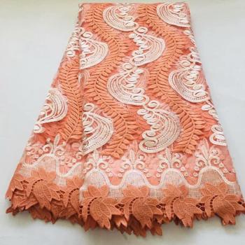 Drapé somptueux : robe de soirée en dentelle scintillante