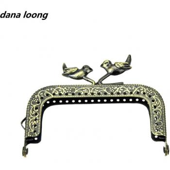Monedero de Metal Antiguo con Diseño de Pájaro
