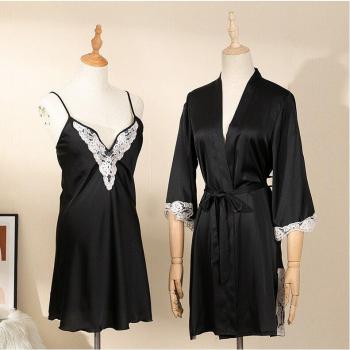 Camisón de Seda y Bata de Encaje