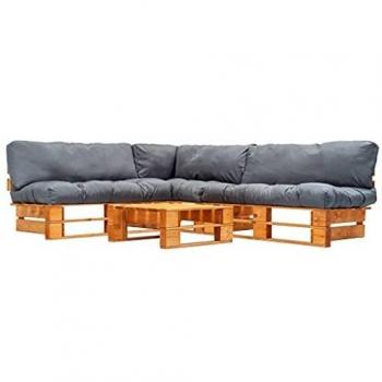 Palettenmöbel-Garnitur mit grauen Kissen