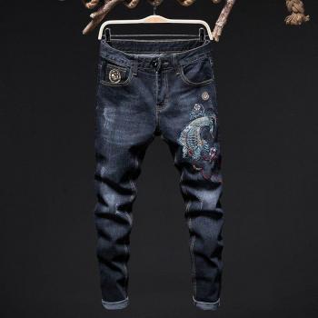 Männer‑Jeans: Gekratzte Karpfen-Prints, schlank geschnitten